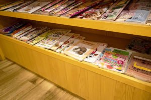 レジ前の雑誌コーナー