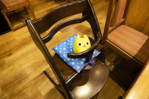 ハイチェアに座るとこっとちゃん