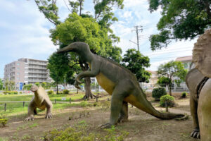 三体の恐竜オブジェの写真