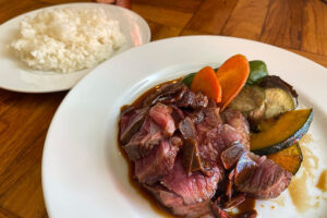 肉バルヤマト 厚切り肩ロース肉のビステッカ